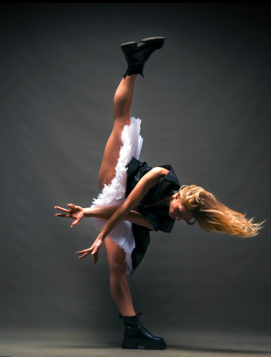 Sina in Tutu und Lederjacke bei einem hohen Kick.